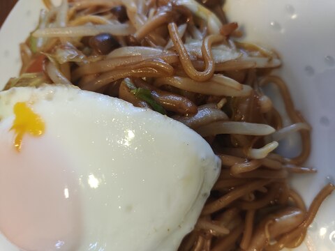 カット野菜ミックスを使った目玉焼きのせ焼きそば